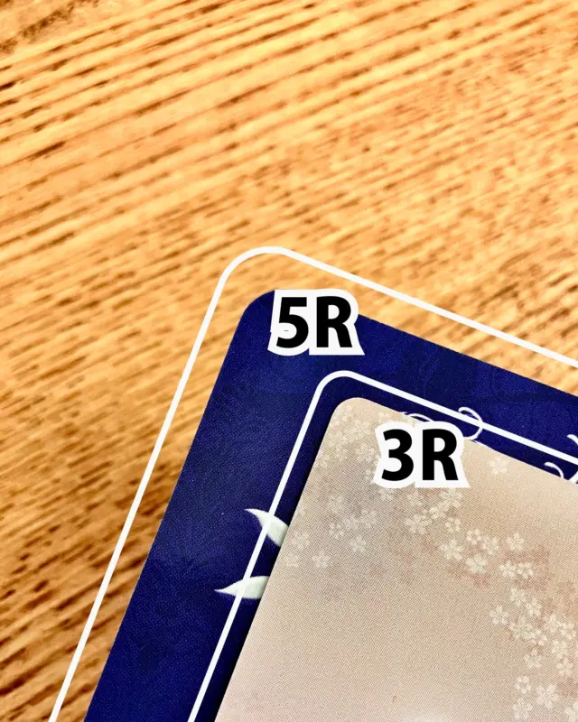 Rとは、角丸の単位のこと。
3R、5R...等、数字が大きいほどふんわりと、柔らかい印象になります。
角丸一つでカードの雰囲気が左右されるので、非常に重要な項目なんです！

昇文堂なら、ブッシュ抜きという加工をほどこすことによりなめらかな手触りのカードを実現することができます！
無料サンプルにて是非この滑らかなカードを体験してみてくださいね！😆🙌
お気軽にDMお待ちしております📩

#オラクルカード制作 
#スピリチュアル好きさんと繋がりたい 
#オラクルカード
#タロット
#リーディング 
#占い
#スピリチュアル
#tarot
#oraclecards